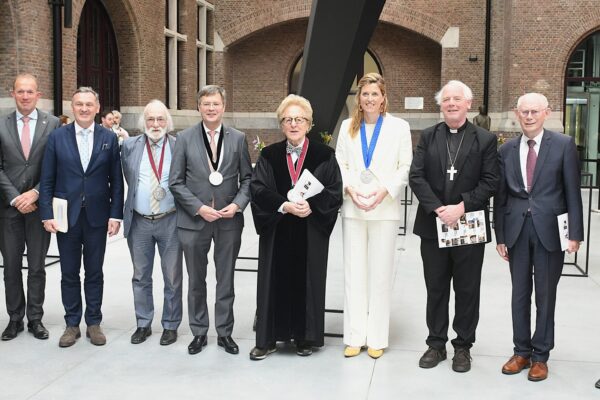 Foto 21 Evenfoto Bestuur en ministers B.U.C. met de laureaten 8 mei 2026